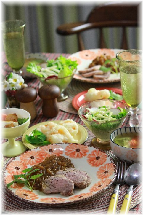 豚もも肉スープ。（豚肉と野菜のスープ）と 煮豚カレーソースの献立。