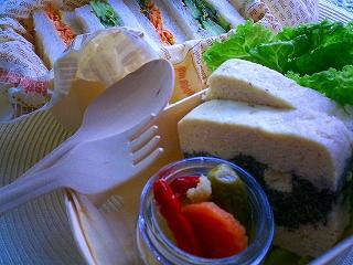 ハーブいっぱいの野菜サンドイッチと黒ゴマとクリームチーズのパテ