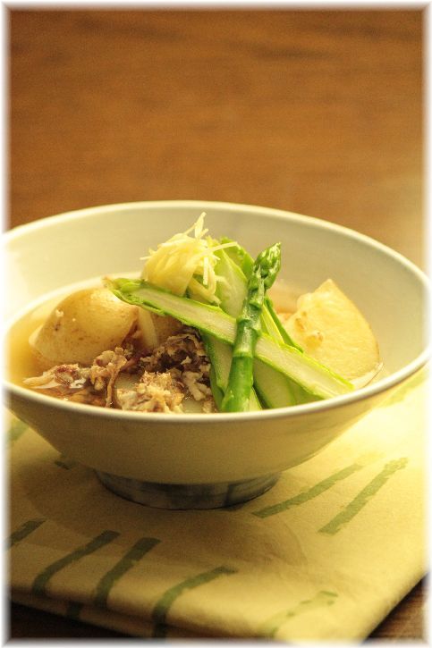 新じゃが芋とアスパラの おかかそぼろ煮。 と 献立。