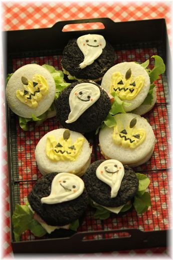 ハロウィンの真っ黒サンドイッチ。と ハロウィンテーブル。