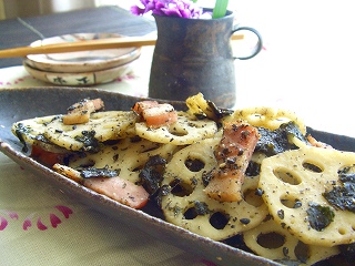 蓮根の黒黒炒め。