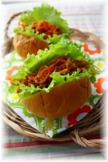 人参ミートソース（風）のサンドイッチ。 と献立。