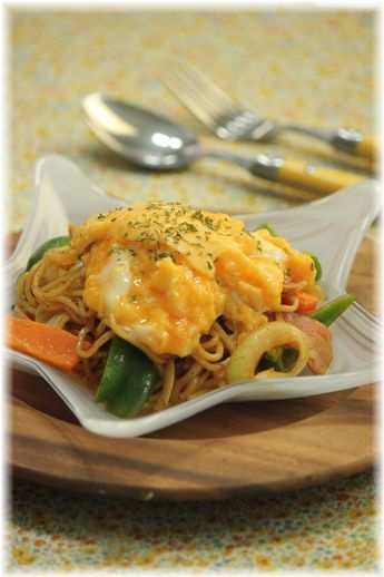 カレーソース焼きそば。 とお昼ご飯。