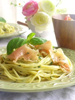 バジルと生ハムのクリームパスタ。