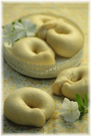 白いヨーグルトレモンベーグル。