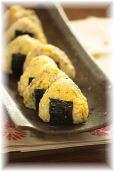 炒り卵のミニおにぎり2種。 と献立。