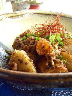 里芋とひき肉の味噌バター炒め。