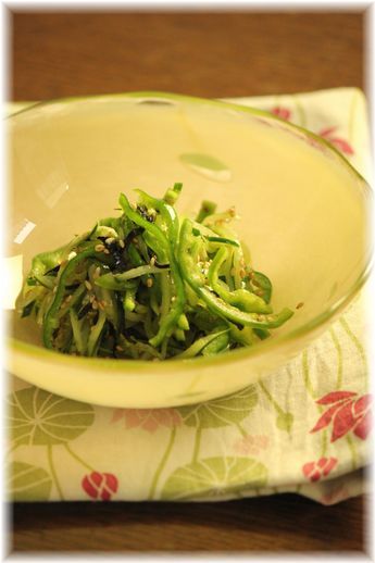 きゅうりとピーマンの おつまみ和え。 と お魚尽くし献立。