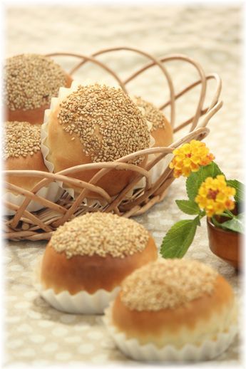 胡麻のクリームパン。