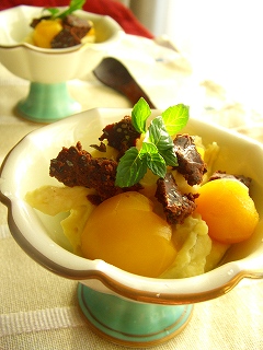 クリーム栗きんとん♪黒胡麻ガナッシュと一緒。