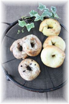 チョコマーブルベーグル と カレーマーブルベーグル。