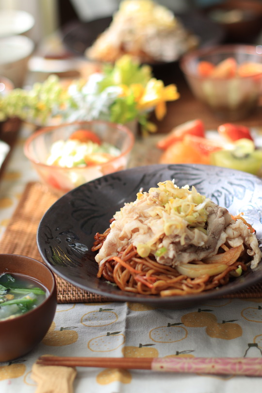  【レシピ】柚子からし豚肉のっけのソース焼きそば。と　献立。と写真を買いながら。