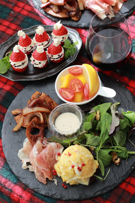 【レシピ】チーズクリームのいちごサンタクロース。と　おつまみプレート。と　友達と海。