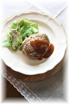 粗びきハンバーグ。 と献立。