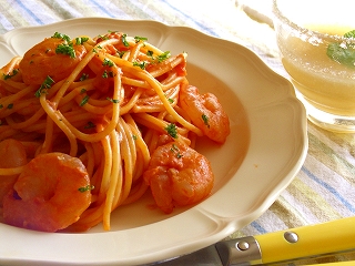 洋ナシのジンジャーエールと海老のトマトクリームパスタ。