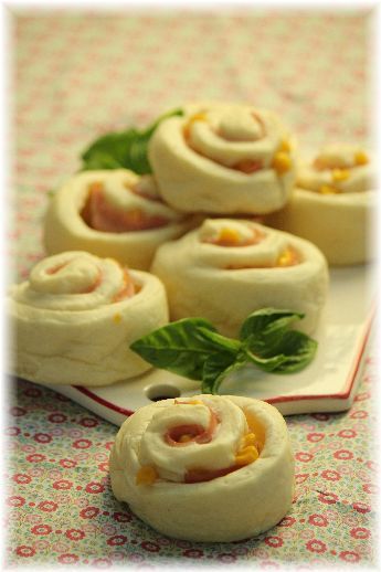 白いハムコーンロール。 と 朝ごはん。