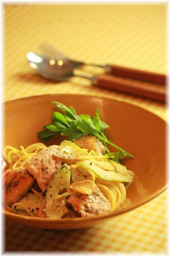 サーモンのカレークリームパスタ。 と献立。