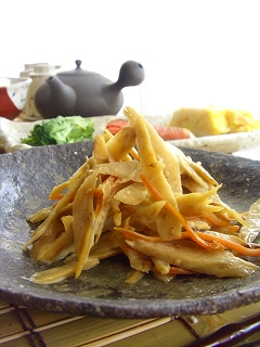 焦がし醤油のゴボウサラダ。