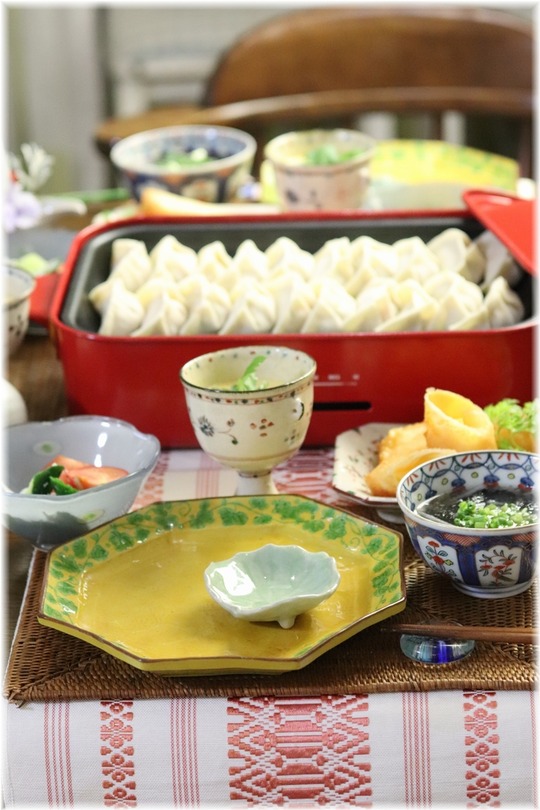  【レシピ・リンク】餃子とチーズ春巻き。の　献立。と　夏休みの背中　。