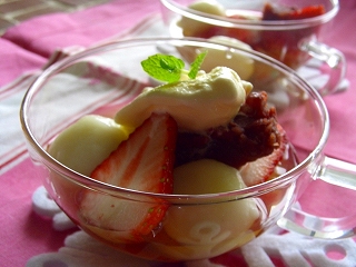 いちごの紅茶あんみつ・クリームチーズ白玉のっけ。