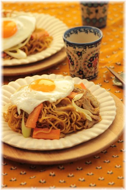 醤油カレー焼きそば。 と お昼ごはんのこんだて。