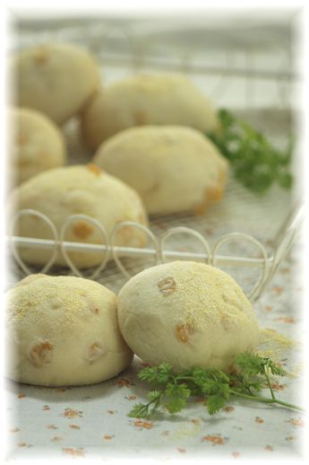 コーンとチーズの白パン。 と 朝ごはん。