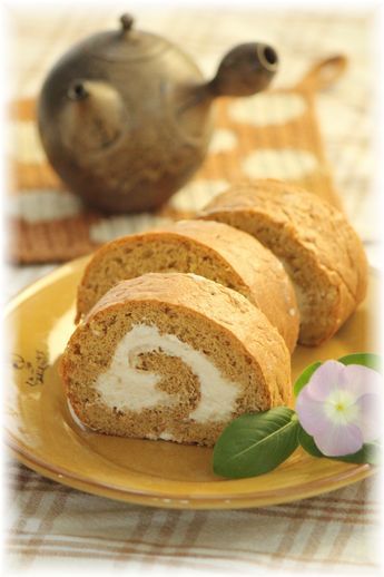 グラハム黒糖ロールケーキ。