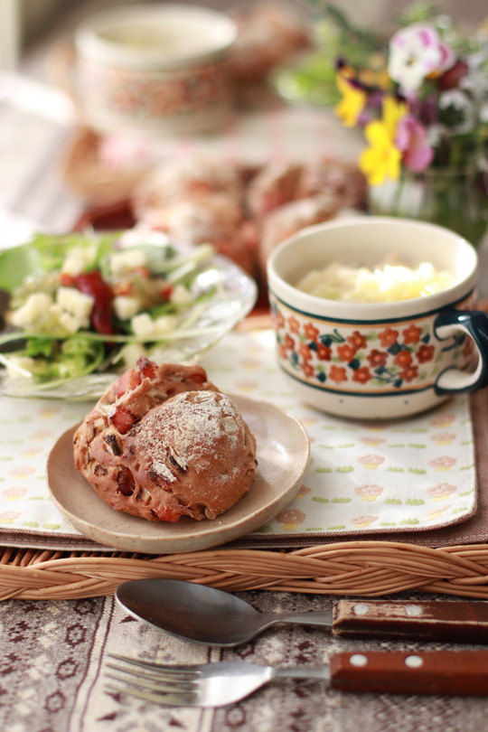 【レシピ】全粒粉の速攻パンとお野菜たっぷりクリームスープ。の献立。　と　リモートお誕生日会。