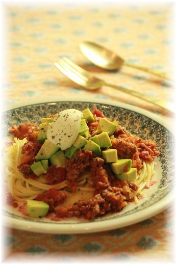 アボカドミートソースパスタ。 と献立。