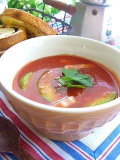 トマトとアボカドのスープ。