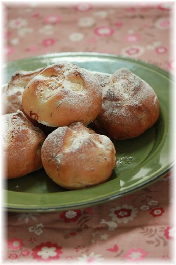 生ハムとオリーブオイルのペッパーブレッド。