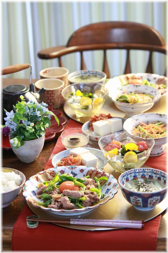 豚薄切り肉で ３つの おかず。その２ 卵のっけチンジャオロースと献立。