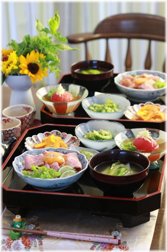 黄身醤油のローストビーフ丼。 と 献立。