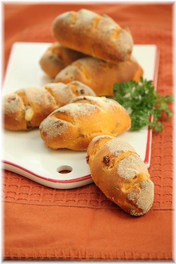 ダブルトマトの チーズパン。