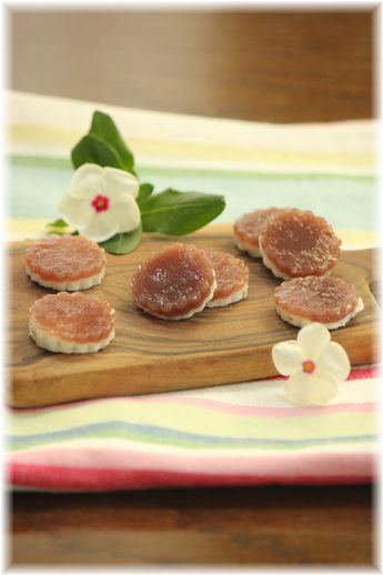 あんことココナツのおはじきゼリー。