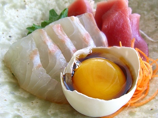 黄身醤油で食べるお刺身 と献立。