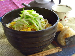 厚揚げのきつね握り と 糸アスパラと独活のおうどん。