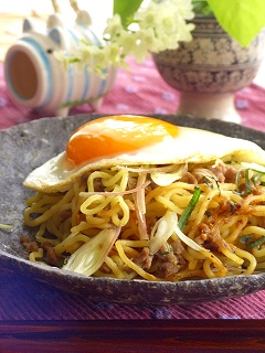 焦がし味噌と茗荷の焼きそば。