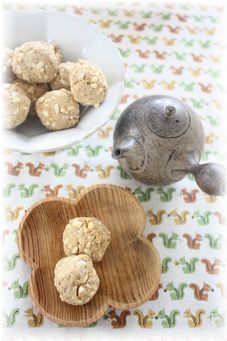 卵無し、バター無し、牛乳無しの 胡麻ライスクッキー。