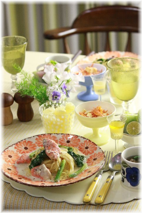 鮭とほうれん草のクリーム（風）パスタ。 と 献立。