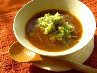 あめ色玉葱のスープ・ハーブチーズの掻き揚げのっけ。