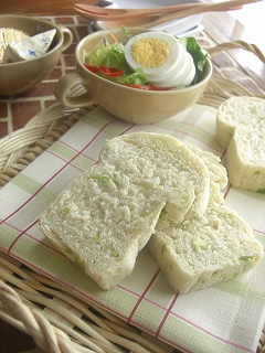 枝豆とチーズの白いミニ食パン。
