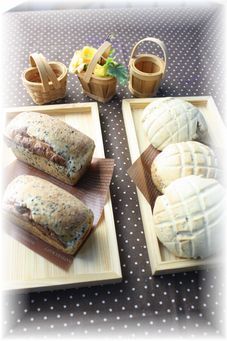 黒胡麻チーズミニ食パン・黒胡麻メイプルメロンパン。