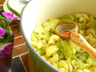 お鍋一つのスピードパスタ☆キャベツとアンチョビ編。