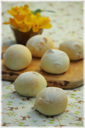 あんずクリームチーズの白パン。