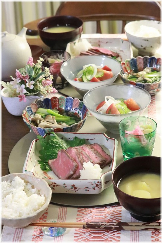 【レシピ】熱湯に沈めるだけ。ほったらかしローストビーフ。と献立。と　BEFORE　AFTER