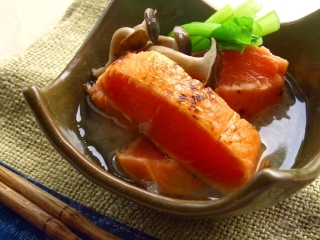 鮭のタタキの味噌漬けと梨のソース。