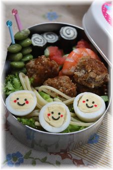 人参バーグ。と、野菜いっぱいお弁当。