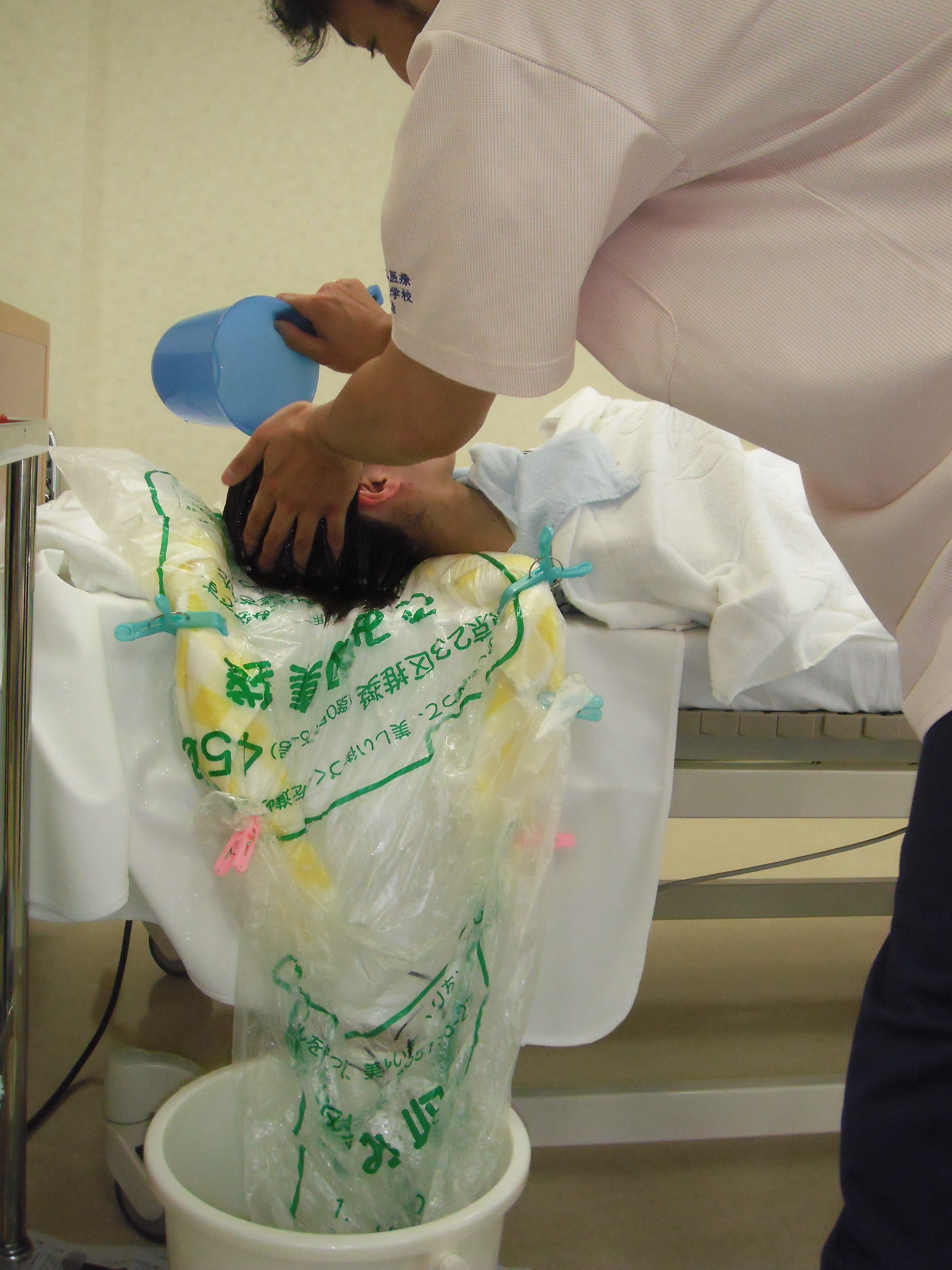 授業の様子 洗髪 読売理工医療福祉専門学校 介護福祉学科ニュース