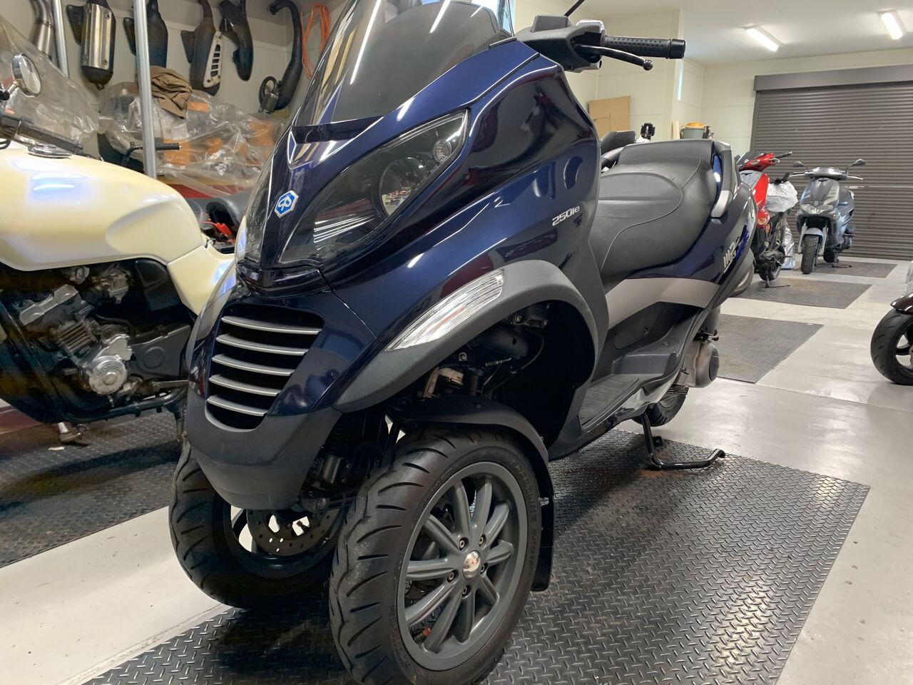 ピアジオ mp3 ロールロック修理 カスタムバイクショップyon Sign ピアジオ mp3 ロールロック修理 カスタムバイクショップyon Sign